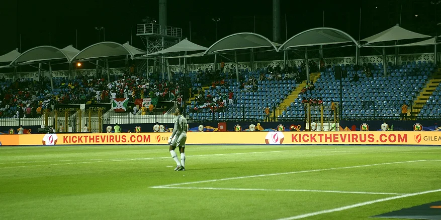 校园足球与俱乐部学院：两条路各自培养什么·更衣室口述·梯队档案